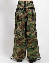 Load image into Gallery viewer, model showing back of pants