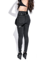 Load image into Gallery viewer, model wearing bag