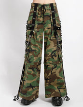Load image into Gallery viewer, model showing front of pants