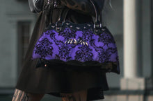 Load image into Gallery viewer, model holding bag