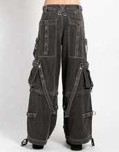 Load image into Gallery viewer, model showing back of pants