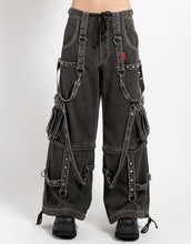 Load image into Gallery viewer, model showing front of pants