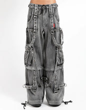 Load image into Gallery viewer, model showing front of pants