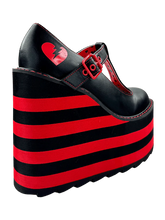 Load image into Gallery viewer, back of shoe on display