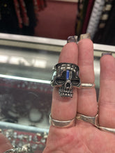 Load image into Gallery viewer, model holding ring