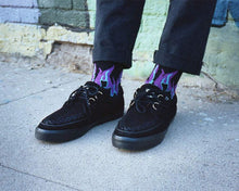 Load image into Gallery viewer, model wearing shoes