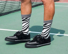 Load image into Gallery viewer, model wearing shoes