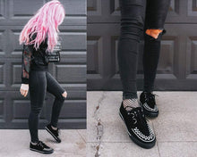 Load image into Gallery viewer, model wearing shoes