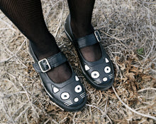 Load image into Gallery viewer, model wearing shoes