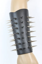 Load image into Gallery viewer, model wearing gauntlet