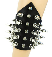 Load image into Gallery viewer, model wearing bracelet