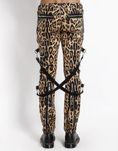 Load image into Gallery viewer, model showing back of pants