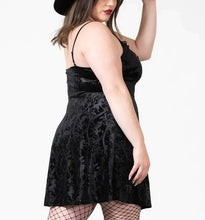 Load image into Gallery viewer, model showing back of dress