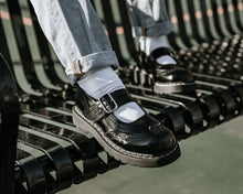 Load image into Gallery viewer, model wearing shoes