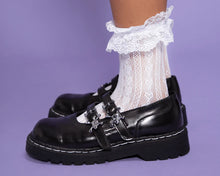 Load image into Gallery viewer, model wearing shoes