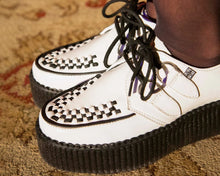 Load image into Gallery viewer, model wearing shoes