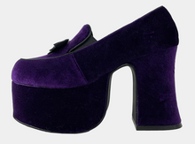 Load image into Gallery viewer, side of shoe on display