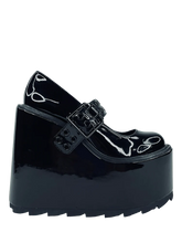 Load image into Gallery viewer, side of shoe on display