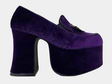 Load image into Gallery viewer, side of shoe on display