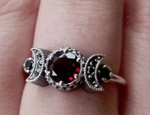 Load image into Gallery viewer, ring on model