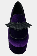 Load image into Gallery viewer, front of shoe on display