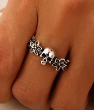 Load image into Gallery viewer, model wearing ring