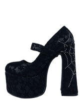 Load image into Gallery viewer, side of shoe on display