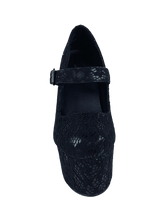 Load image into Gallery viewer, front of shoe on display