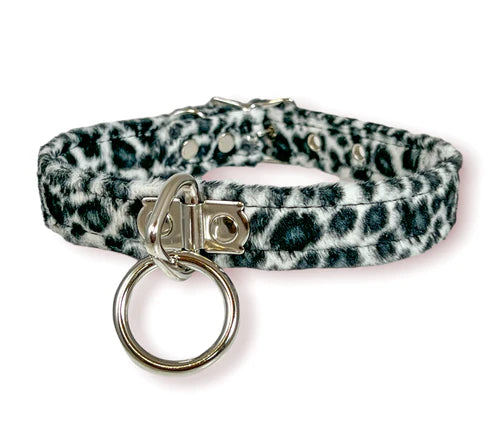 choker on display