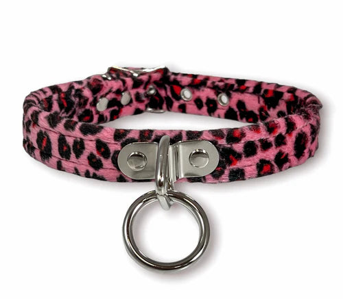 choker on display